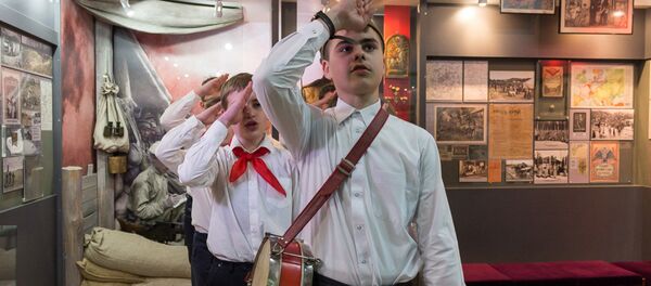 С лозунгом Будь готов! Всегда готов! и песнями пионеры маршировали по коридорам музея. - Sputnik Беларусь