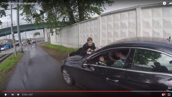 Mercedes с номером Гомельского региона прокатил на капоте активиста СтопХам - Sputnik Беларусь