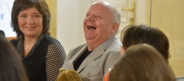 Уладзімір Варанкоў са сваім персанажам, мядзведзікам Топам Уладзімір Варанкоў са сваім персанажам, мядзведзікам Топам - Sputnik Беларусь