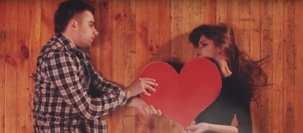 Любовь на полу: белорус на сьемках клипа 15 часов пролежал на паркете - Sputnik Беларусь