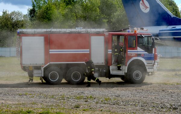 Пожарные экипажи прибывают к месту аварии в считанные минуты - Sputnik Беларусь