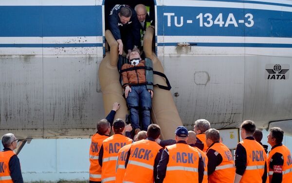 Спасатели отрабатывают эвакуацию пассажиров из судна, терпящего бедствие - Sputnik Беларусь