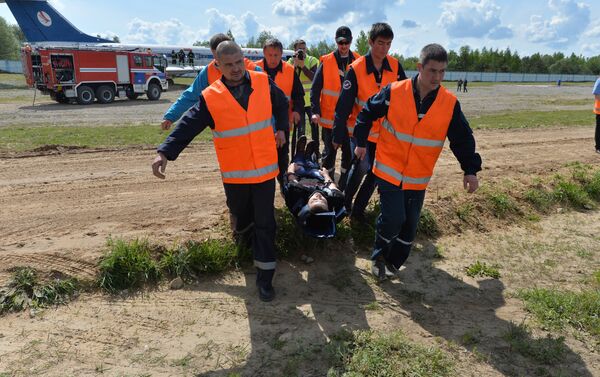 Спасатели выносят пострадавших пассажиров - Sputnik Беларусь