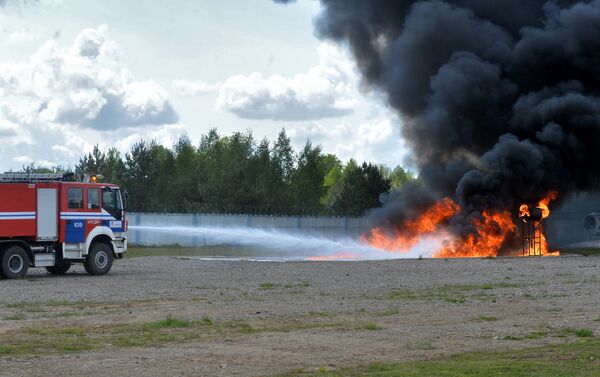 Ликвидация последствий возгорания автомобильного топлива - Sputnik Беларусь