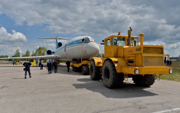Технические службы аэропорта отрабатывают удаление с летного поля судна, потерявшего способность двигаться - Sputnik Беларусь