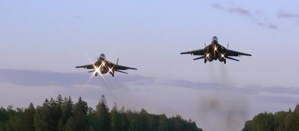 Ночная посадка: пилоты ВВС Беларуси провели учения на автотрассе - Sputnik Беларусь