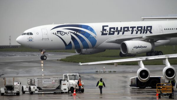 The EgyptAir plane assuring the following flight from Paris to Cairo, after flight MS804 disappeared from radar, taxies on the tarmac at Charles de Gaulle airport in Paris, France, May 19, 2016 - Sputnik Беларусь