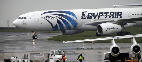 The EgyptAir plane assuring the following flight from Paris to Cairo, after flight MS804 disappeared from radar, taxies on the tarmac at Charles de Gaulle airport in Paris, France, May 19, 2016 - Sputnik Беларусь