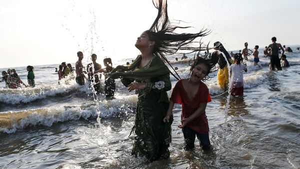Дети купаются в море в Индии - Sputnik Беларусь
