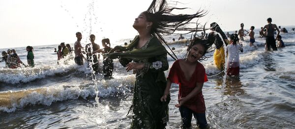 Дети купаются в море в Индии Дети купаются в море в Индии - Sputnik Беларусь