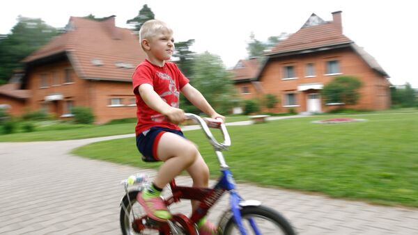 Ребенок на велосипеде. Архивное фото - Sputnik Беларусь