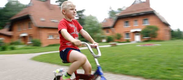 Ребенок на велосипеде. Архивное фото - Sputnik Беларусь