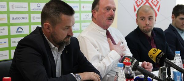 Главный тренер сборной Дейв Льюис и руководитель Федерации хоккея Игорь Рачковский - Sputnik Беларусь