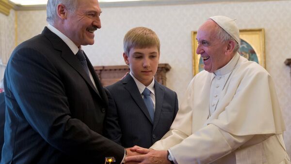 Президент Александр Лукашенко с сыном Николаем во время встречи с Папой Римским. - Sputnik Беларусь