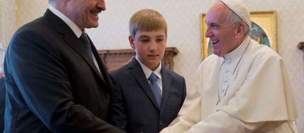 Президент Александр Лукашенко с сыном Николаем во время встречи с Папой Римским. - Sputnik Беларусь