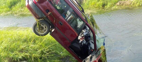 Opel, упавший в мелиоративный канал - Sputnik Беларусь