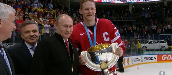 Спутник_Путин поздравил сборную Канады с победой в ЧМ по хоккею и вручил капитану кубок - Sputnik Беларусь