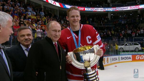 Спутник_Путин поздравил сборную Канады с победой в ЧМ по хоккею и вручил капитану кубок - Sputnik Беларусь
