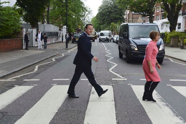 Дэвид Кэмерон идет по пешеходному переходу возле студии Abbey Road - Sputnik Беларусь