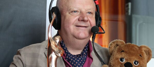 Уладзімір Варанкоў і мядзведзьТопа в студыі радыё Sputnik Уладзімір Варанкоў і мядзведзьТопа в студыі радыё Sputnik - Sputnik Беларусь