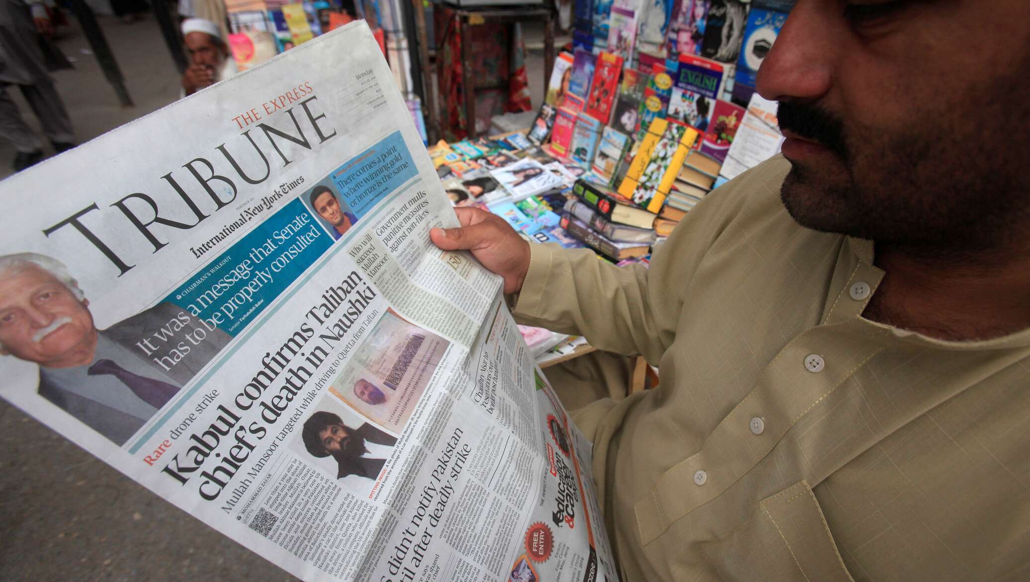 Британские газеты. Newspaper headlines. Pakistani newspapers. Фейковые новости. More the news.