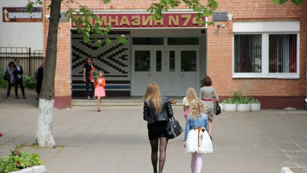 Дети и родители идут в школу - Sputnik Беларусь