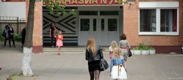 Дети и родители идут в школу - Sputnik Беларусь