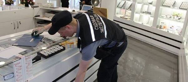 Судмедэксперт работает на месте ограбления - Sputnik Беларусь