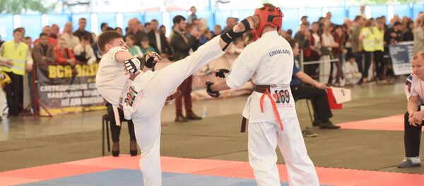 Эншин-каратэ - практичная система восточных единоборств, основанная на ударной технике и захватах с бросками, что в сочетании делает этот вид спорта очень зрелищным - Sputnik Беларусь