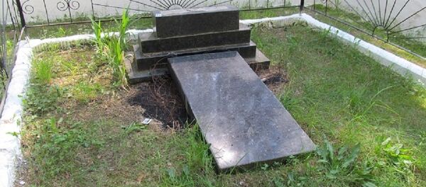 Поврежденный памятник на братской могиле погибшим во времена ВОВ - Sputnik Беларусь