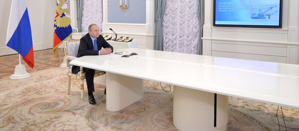 Президент РФ В. Путин дал старт отгрузки нефти через терминал Ворота Арктики на Ямале Президент РФ В. Путин дал старт отгрузки нефти через терминал Ворота Арктики на Ямале - Sputnik Беларусь