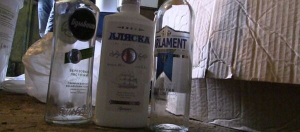 Найденные в мини-заводе бутылки - Sputnik Беларусь