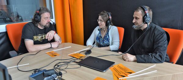 Священник Павел Сердюк и детский психолог Наталья Таран в студии радио Sputnik - Sputnik Беларусь