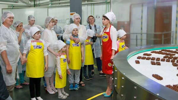 Дети на экскурсии на предприятии по производству снэков - Sputnik Беларусь