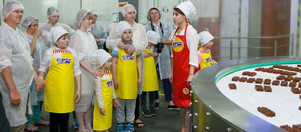 Дети на экскурсии на предприятии по производству снэков - Sputnik Беларусь