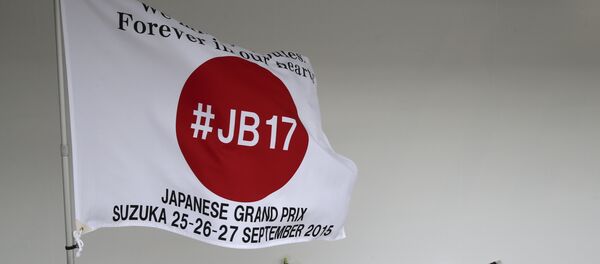 Цветы на трассе в Сузуке, где в тяжелую аварию попал пилот Marussia Жюль Бьянки - Sputnik Беларусь