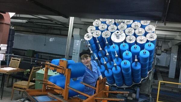 Работница ОАО СветлогорскХимволокно - Sputnik Беларусь