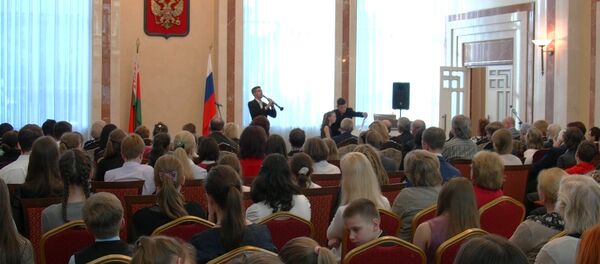 Как взрослые: юные музыканты сыграли в российском посольстве - Sputnik Беларусь