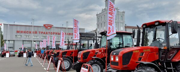 Экспозиция продукции МТЗ на площадке перед заводом - Sputnik Беларусь