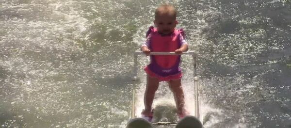 СПУТИК_Шестимесячная рекордсменка: девочка проехала 209 метров на водных лыжах в США СПУТИК_Шестимесячная рекордсменка: девочка проехала 209 метров на водных лыжах в США - Sputnik Беларусь