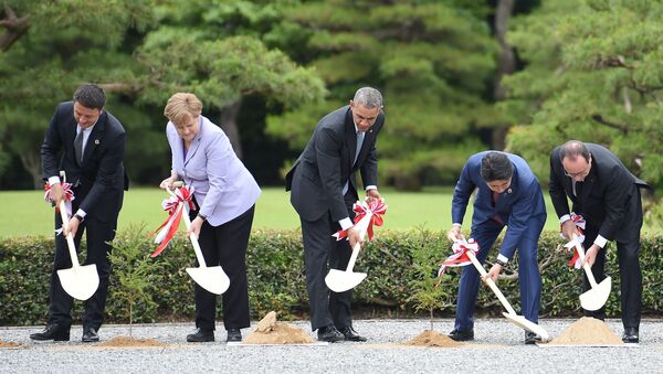 (L to R) Italian Prime Minister Matteo Renzi, German Chancellor Angela Merkel, US President Barack Obama, Japan's Prime Minister Shinzo Abe, French President Francois Hollande, Britain's Prime Minister David Cameron, Canadian Prime Minister Justin Trudeau and European Commission President Jean-Claude Juncker take part in a tree planting ceremony on the grounds at Ise-Jingu Shrine in the city of Ise in Mie prefecture, on May 26, 2016 on the first day of the G7 leaders summit - Sputnik Беларусь