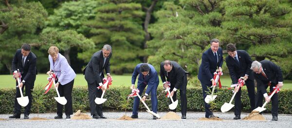 (L to R) Italian Prime Minister Matteo Renzi, German Chancellor Angela Merkel, US President Barack Obama, Japan's Prime Minister Shinzo Abe, French President Francois Hollande, Britain's Prime Minister David Cameron, Canadian Prime Minister Justin Trudeau and European Commission President Jean-Claude Juncker take part in a tree planting ceremony on the grounds at Ise-Jingu Shrine in the city of Ise in Mie prefecture, on May 26, 2016 on the first day of the G7 leaders summit - Sputnik Беларусь