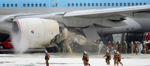 Пожарные расчеты тушат двигатель Boeing в аэропорту Ханэда - Sputnik Беларусь