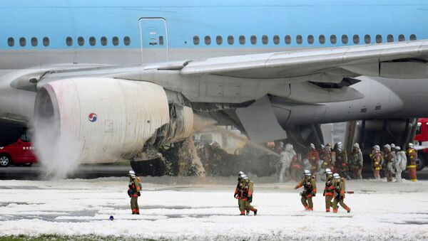 Пожарные расчеты тушат двигатель Boeing в аэропорту Ханэда - Sputnik Беларусь