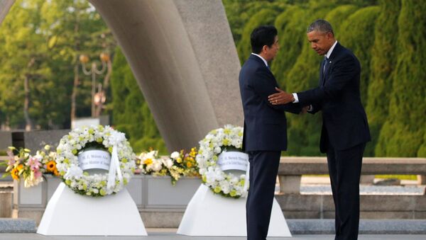 Президент США Барак Обама и премьер-министр Японии Синдзо Абэ возле мемориала в Хиросиме - Sputnik Беларусь