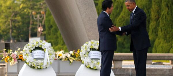 Президент США Барак Обама и премьер-министр Японии Синдзо Абэ возле мемориала в Хиросиме - Sputnik Беларусь