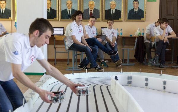 Второй вид соревнований - гонки автономных мобильных роботов. - Sputnik Беларусь