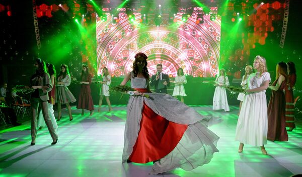Конкурс был сдержанным и консервативным - вместо дефиле в купальниках - вышиванки и народные костюмы - Sputnik Беларусь