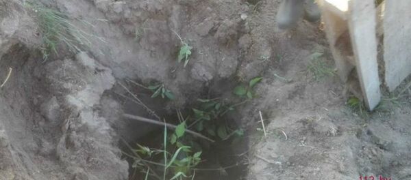 Канализационный колодец, куда упал мальчик - Sputnik Беларусь