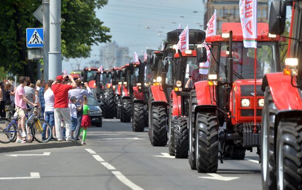 Парад тракторов в Минске в честь Дня рождения МТЗ - Sputnik Беларусь